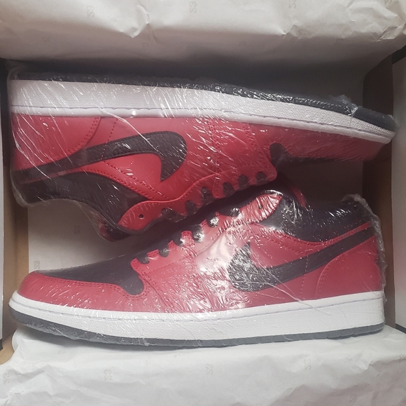 Jordan 1 low Reverse Bred Pebbled Swoosh - Picture 8 of 8